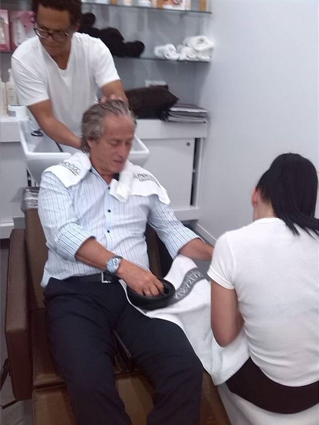 Προπονητής κάνει μανικιούρ και βαφή πριν την προετοιμασία [εικόνες] | iefimerida.gr 0