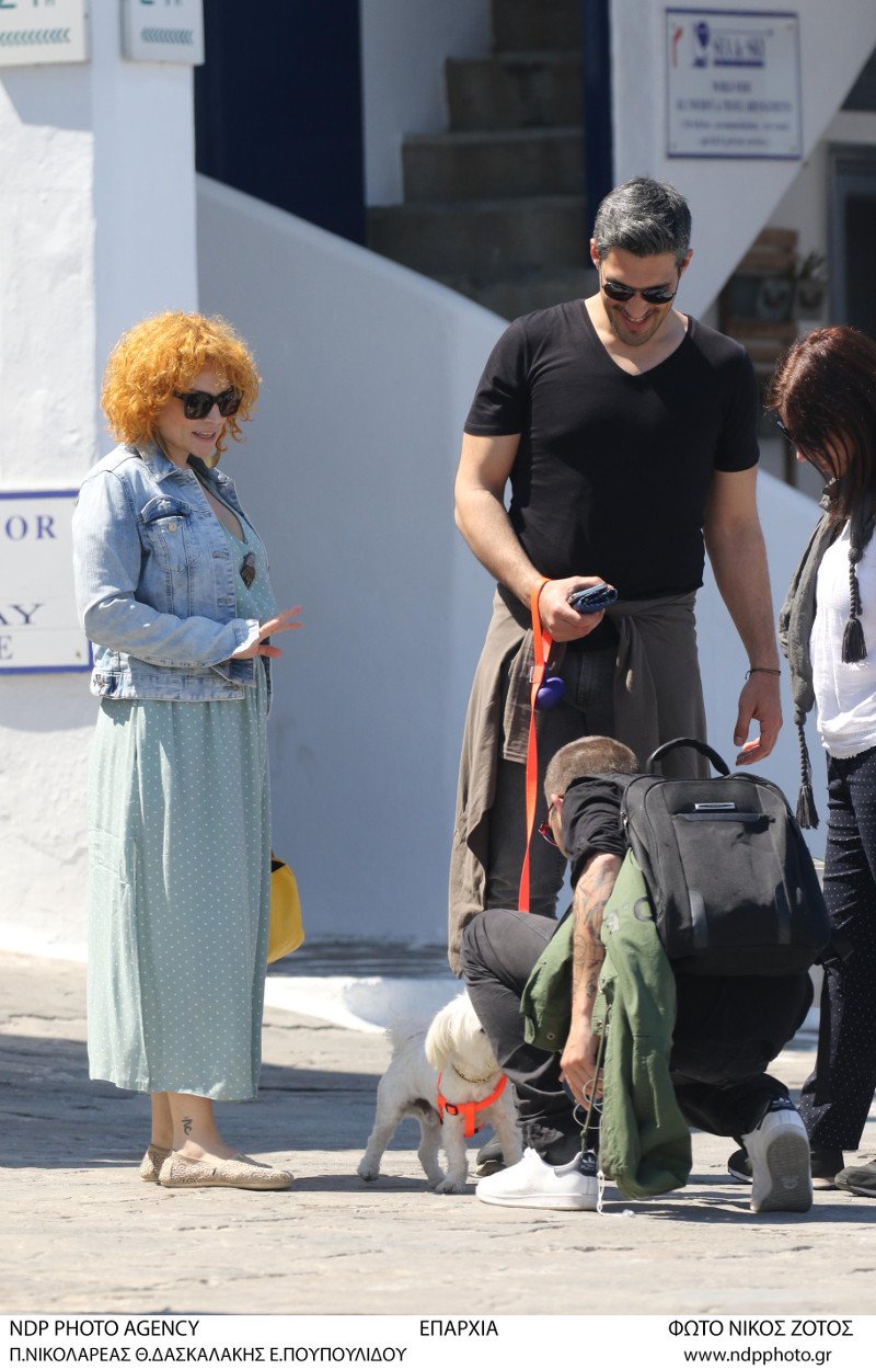 Ξέγνοιαστες στιγμές στη Μύκονο για την Ελεωνόρα Ζουγανέλη και τον γοητευτικό σύντροφό της [εικόνες] | iefimerida.gr 0
