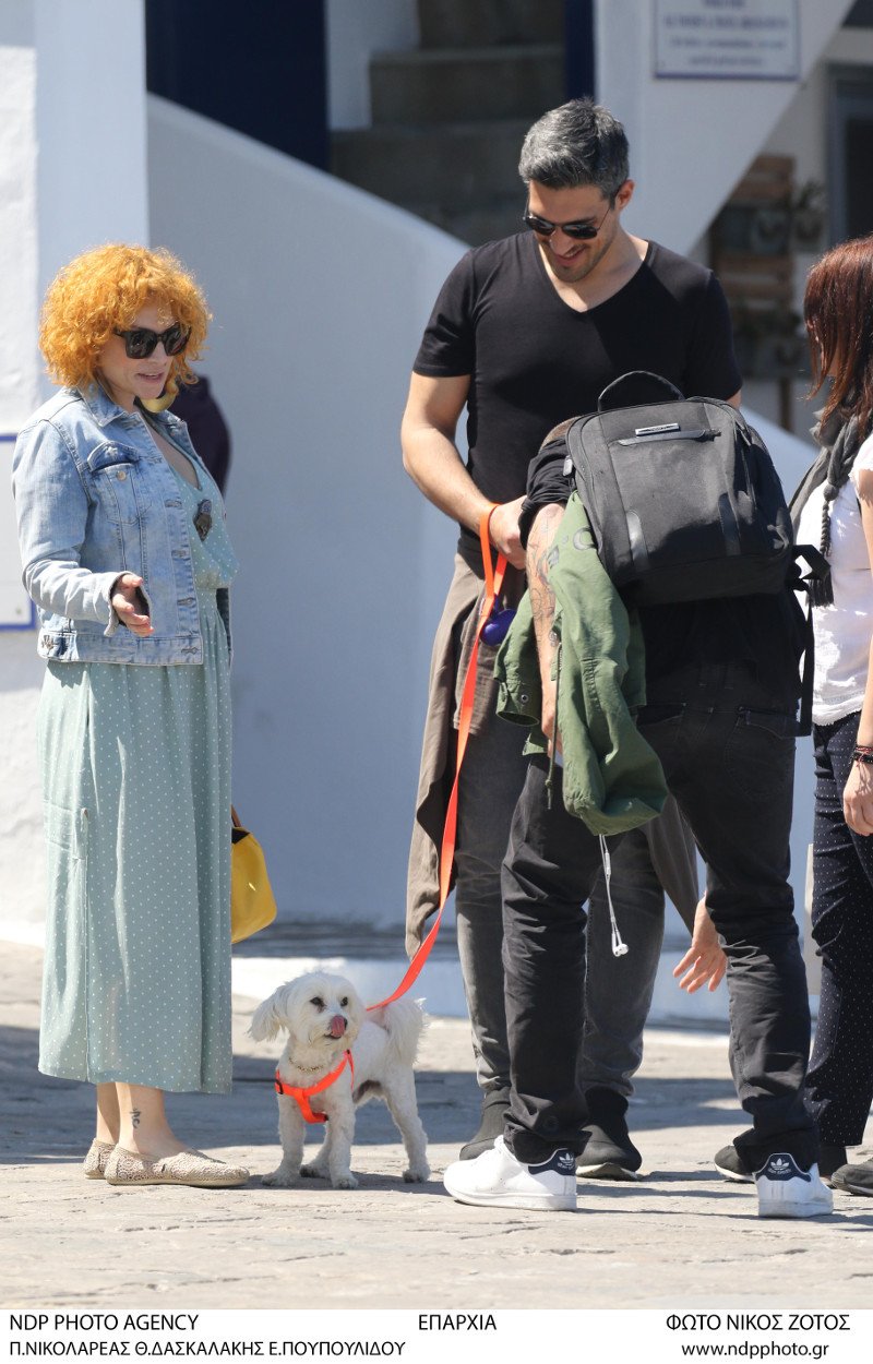 Ξέγνοιαστες στιγμές στη Μύκονο για την Ελεωνόρα Ζουγανέλη και τον γοητευτικό σύντροφό της [εικόνες] | iefimerida.gr 1