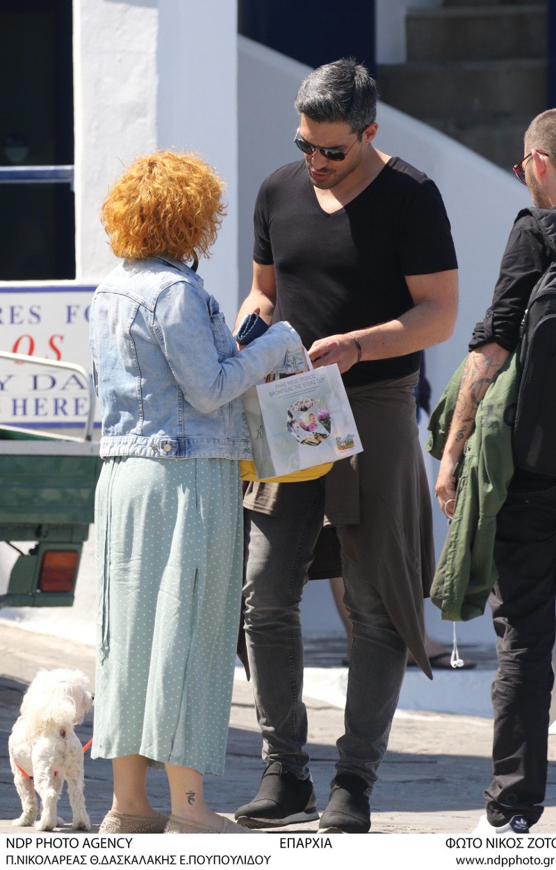 Ξέγνοιαστες στιγμές στη Μύκονο για την Ελεωνόρα Ζουγανέλη και τον γοητευτικό σύντροφό της [εικόνες] | iefimerida.gr 4