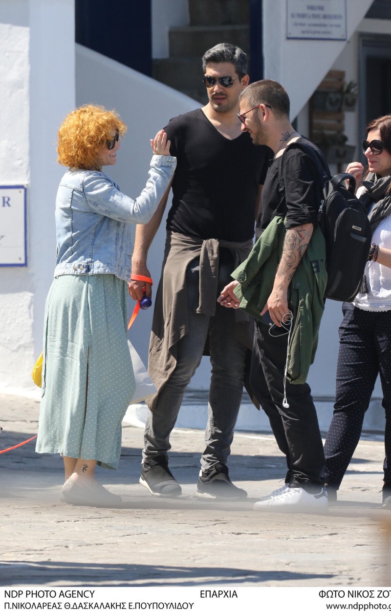 Ξέγνοιαστες στιγμές στη Μύκονο για την Ελεωνόρα Ζουγανέλη και τον γοητευτικό σύντροφό της [εικόνες] | iefimerida.gr 5