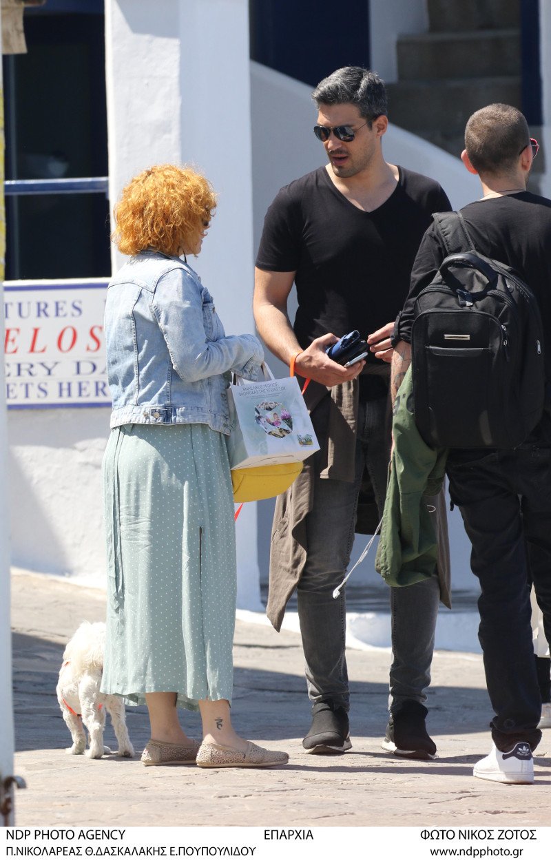 Ξέγνοιαστες στιγμές στη Μύκονο για την Ελεωνόρα Ζουγανέλη και τον γοητευτικό σύντροφό της [εικόνες] | iefimerida.gr 6