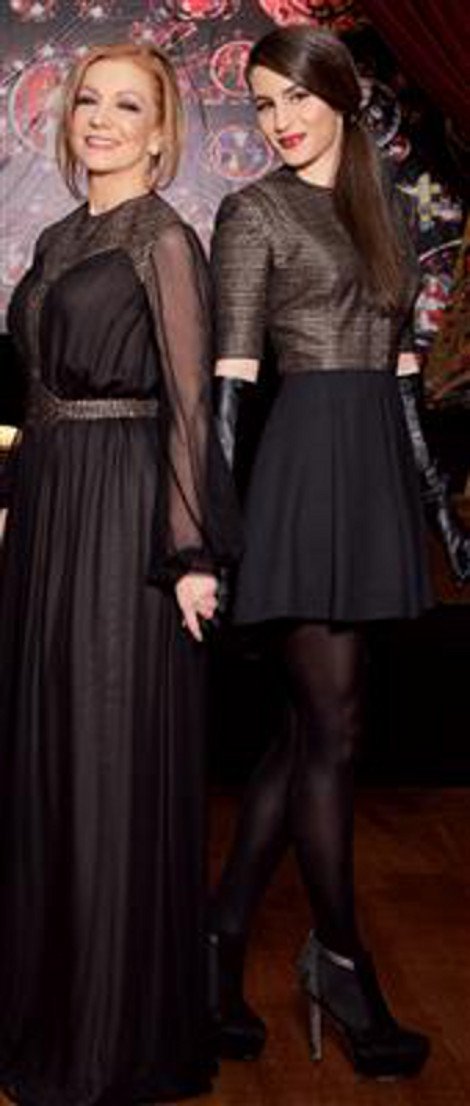 Η εντυπωσιακή μελαχρινή Ελεονώρα, κόρη της Πέμη Ζούνη κλέβει την παράσταση από τη μητέρα της [εικόνες] | iefimerida.gr 0