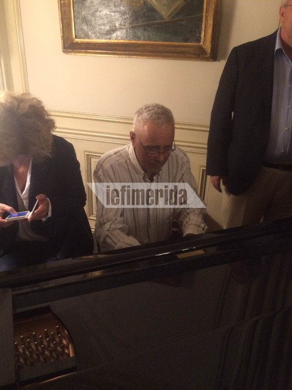 «Ασε με να φύγω» -Ο Ζουράρις έπαιξε πιάνο, η Κουντουρά τραγούδησε στη βραδιά με ποτό του Τσίπρα [αποκλειστικές εικόνες]  | iefimerida.gr 0