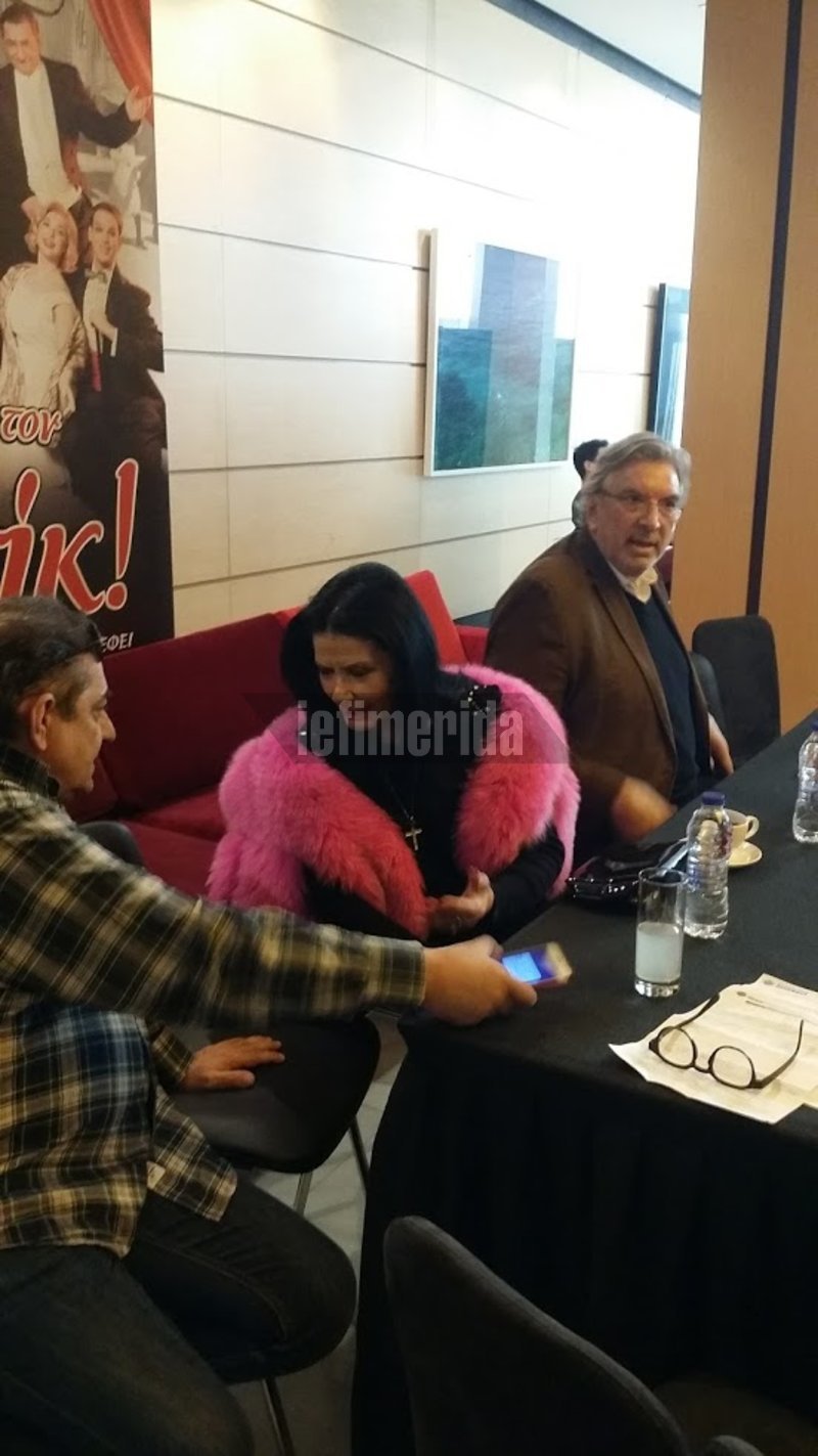 Η Ζωζώ Σαπουντζάκη, με φούξια γούνα, διέκοψε τη συνέντευξη για την παράσταση «Αττίκ» και άρχισε το τραγούδι! [βίντεο] | iefimerida.gr 0
