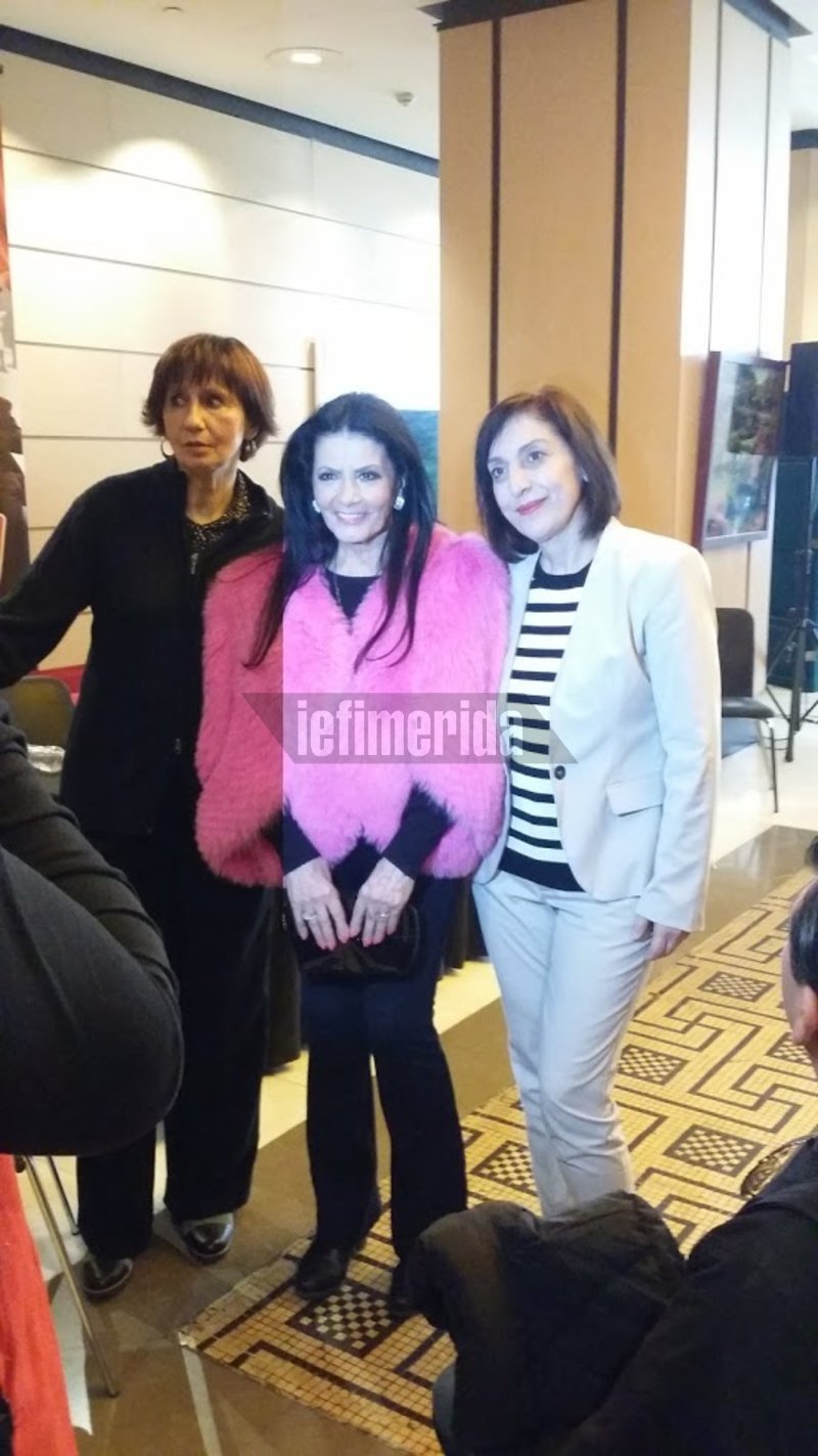 Η Ζωζώ Σαπουντζάκη, με φούξια γούνα, διέκοψε τη συνέντευξη για την παράσταση «Αττίκ» και άρχισε το τραγούδι! [βίντεο] | iefimerida.gr 2