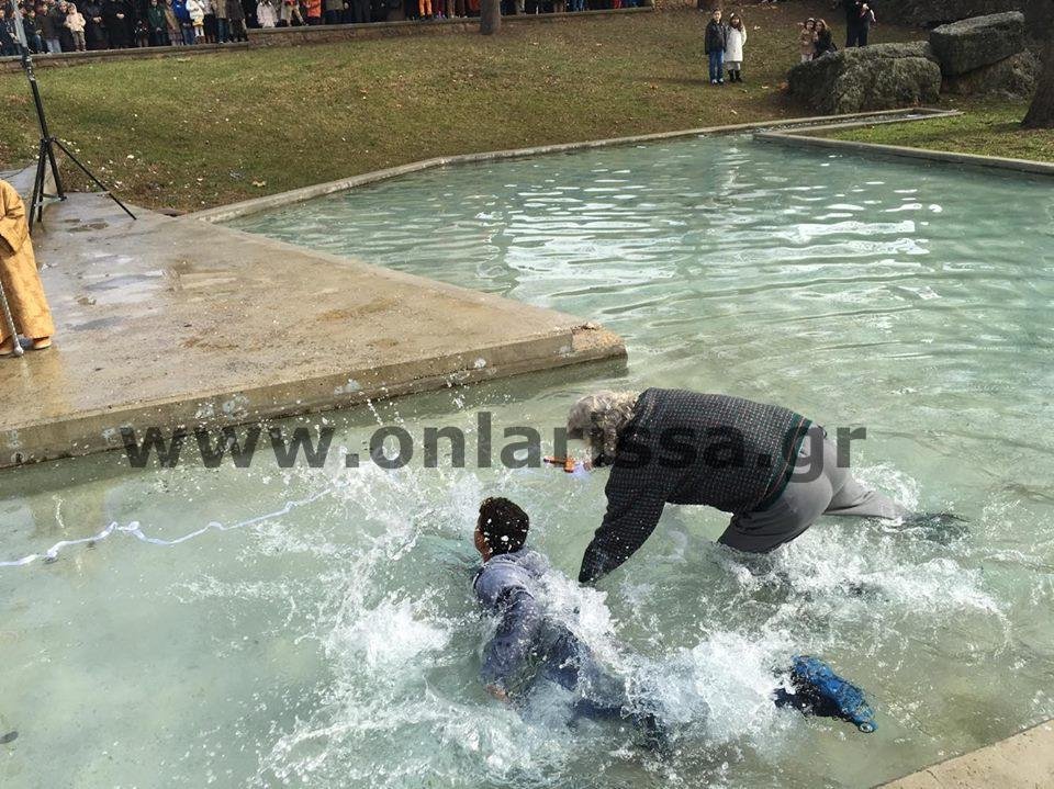 Πιάστηκαν στα χέρια δύο άνδρες στα Φάρσαλα για τον... Σταυρό – Τους χώρισε αστυνομικός [εικόνες] | iefimerida.gr 3