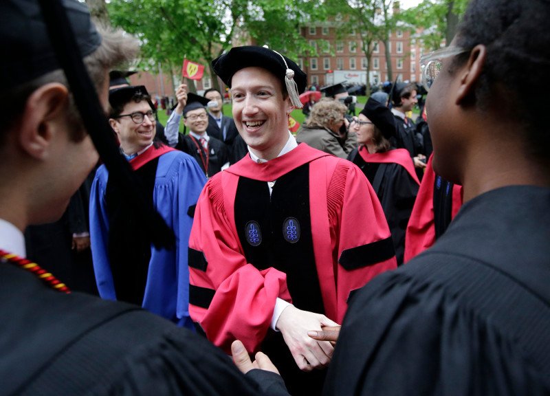 Ο Ζούκερμπεργκ μόλις πήρε το πτυχίο του από το Χάρβαρντ -Υστερα από 15 χρόνια [εικόνες] | iefimerida.gr 0