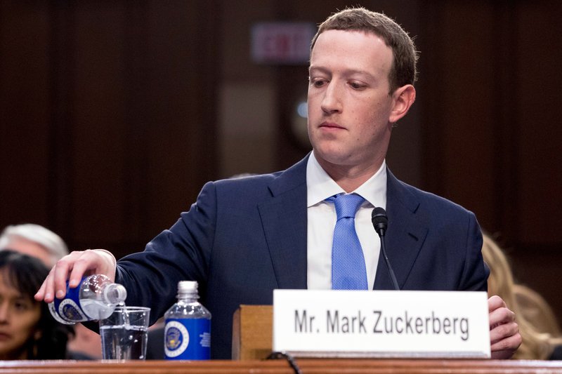 Βίντεο: Δείτε το μαξιλαράκι που κάθισε ο Ζούκερμπεργκ για να φαίνεται ψηλότερος [εικόνες] | iefimerida.gr 3