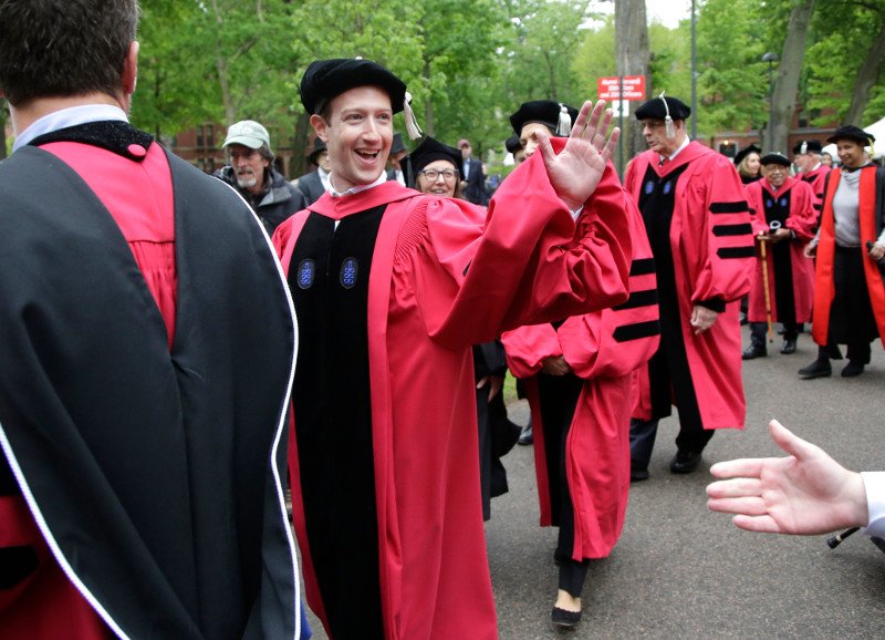 Ο Ζούκερμπεργκ μόλις πήρε το πτυχίο του από το Χάρβαρντ -Υστερα από 15 χρόνια [εικόνες] | iefimerida.gr 2