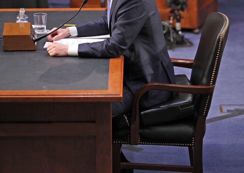 Βίντεο: Δείτε το μαξιλαράκι που κάθισε ο Ζούκερμπεργκ για να φαίνεται ψηλότερος [εικόνες] | iefimerida.gr 1