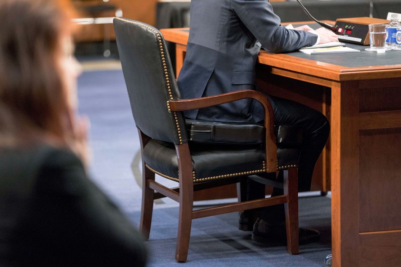 Βίντεο: Δείτε το μαξιλαράκι που κάθισε ο Ζούκερμπεργκ για να φαίνεται ψηλότερος [εικόνες] | iefimerida.gr 0