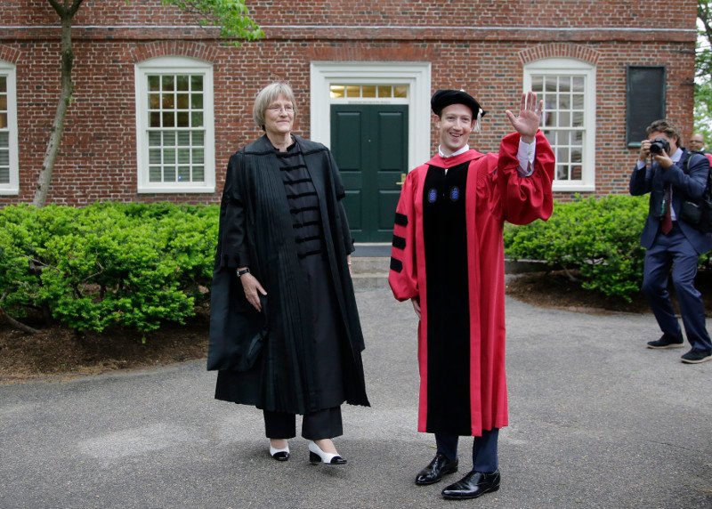 Ο Ζούκερμπεργκ μόλις πήρε το πτυχίο του από το Χάρβαρντ -Υστερα από 15 χρόνια [εικόνες] | iefimerida.gr 5