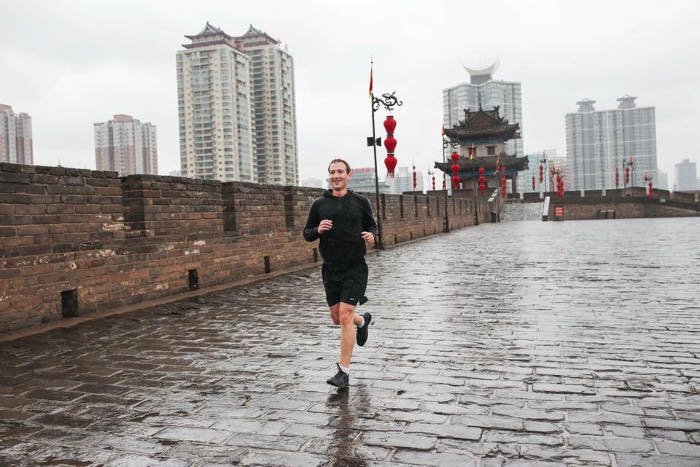 Μια μέρα στη ζωή του Μαρκ Ζούκερμπεργκ – Αθλείται, εργάζεται, μαθαίνει κινέζικα και... προσεύχεται [εικόνες] | iefimerida.gr 0