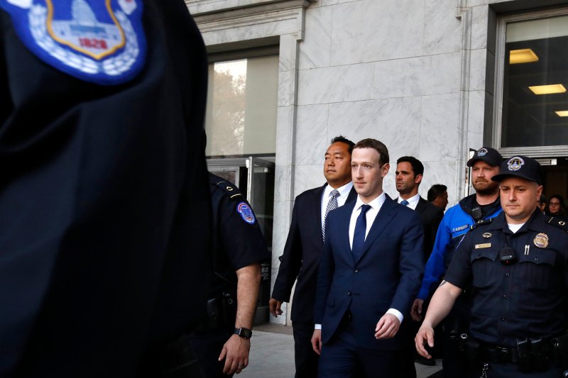 Γιατί ο Ζούκερμπεργκ έβγαλε το t-shirt και φόρεσε κοστούμι, μετά από πολλά χρόνια [εικόνες] | iefimerida.gr 0