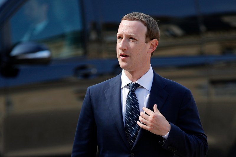 Το Facebook ενέκρινε ένα ετήσιο επίδομα ασφαλείας ύψους 10 εκατομμυρίων δολαρίων για τον Ζούκερμπεργκ και την οικογένειά του