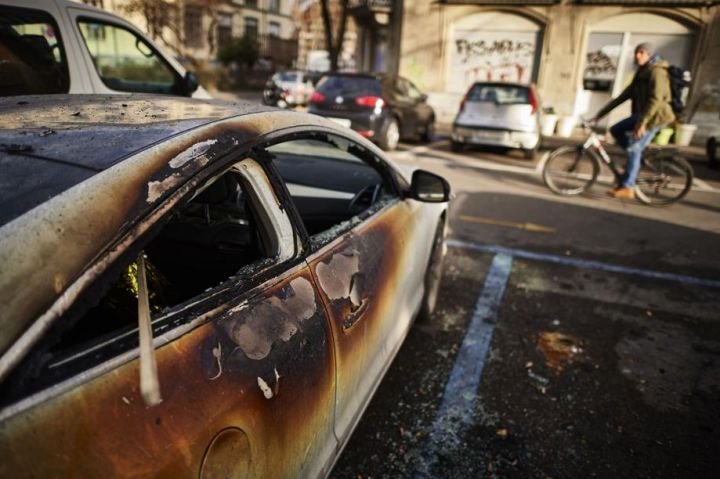 Πρωτοφανείς συγκρούσεις στη Ζυρίχη - Βίαιες μάχες αναρχικών με δυνάμεις της Αστυνομίας [εικόνες] | iefimerida.gr 2