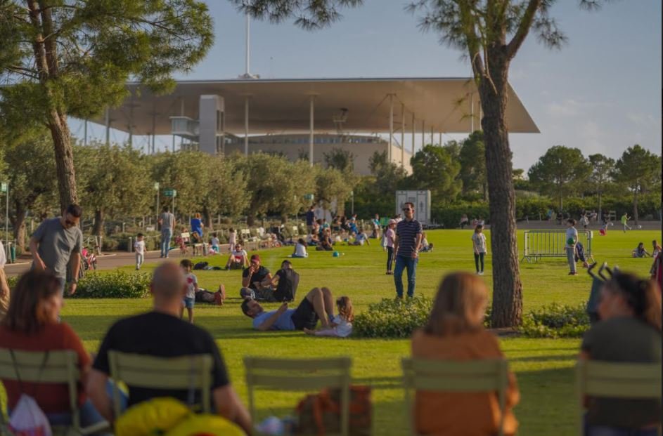 Ανέμελες στιγμές στον κήπο του ΚΠΙΣΝ / Νίκος Καρανικόλας