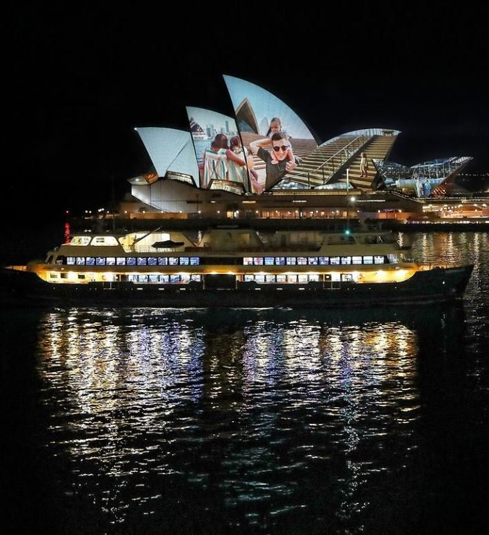 Αρχές Μαρτίου προβλήθηκαν φωτογραφίες που έστειλε το κοινό από στιγμές που έζησε γύρω από την όπερα τα τελευταία 50 χρόνια