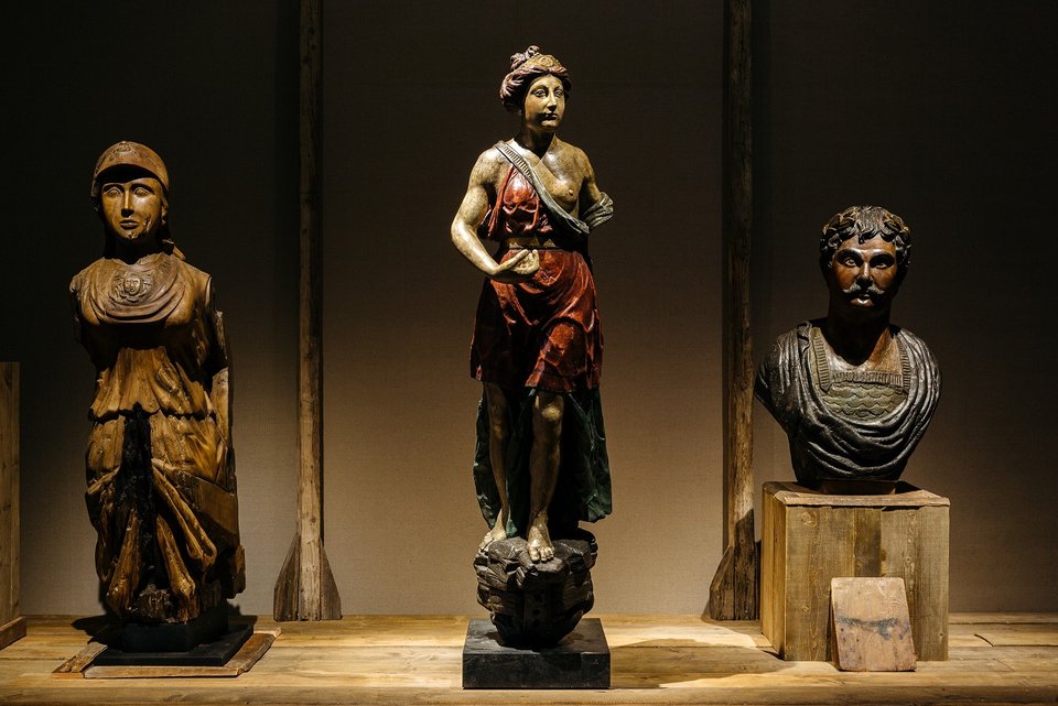 Τα ακρόπρωρα της έκθεσης από την Συλλογή Θανάση και Μαρίνας Μαρτίνου / Πάρις Ταβιτιάν