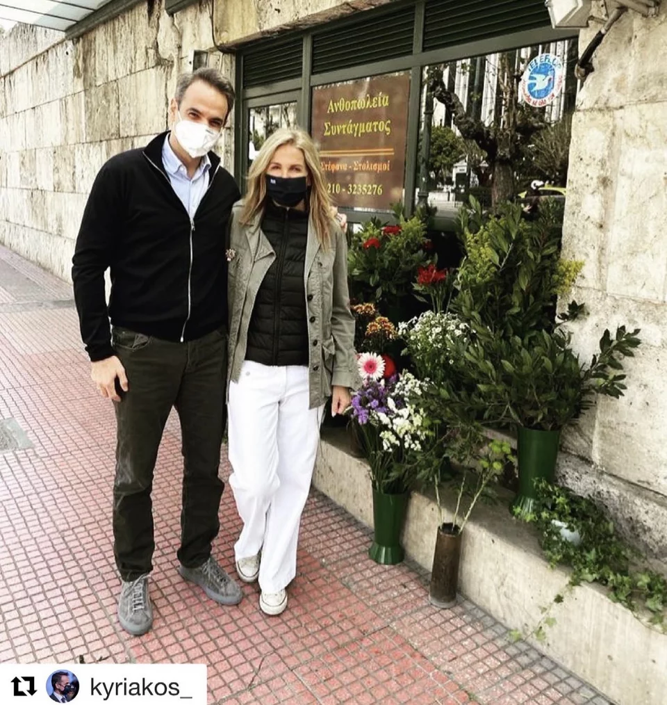 Κυριάκος και Μαρέβα Μητσοτάκη, μπροστά στα λουλουδάδικα της Βουλής
