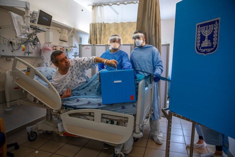 Ασθενής της Covid-19 ψηφίζει σε ΜΕΘ νοσοκομείου στο Ισραήλ