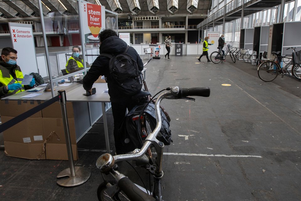 Ψηψοφόρος ασκεί το εκλογικό του δικαίωμα σε bike-through εκλογικό κέντρο στην Ολλανδία