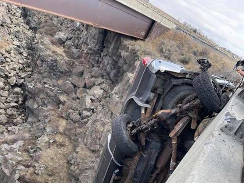 Αστυνομικοί κι ένας οδηγός φορτηγού έδεσαν με αλυσίδες το όχημα μέχρι να φθάσουν οι διασώστες / Φωτογραφία: Magic Valley Paramedics/Facebook