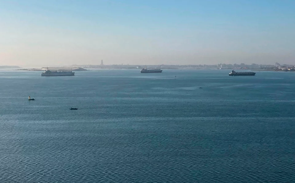 Δεκάδες πλοία έχουν «κολλήσει» στο νότιο στόμιο της διώρυγας του Σουέζ