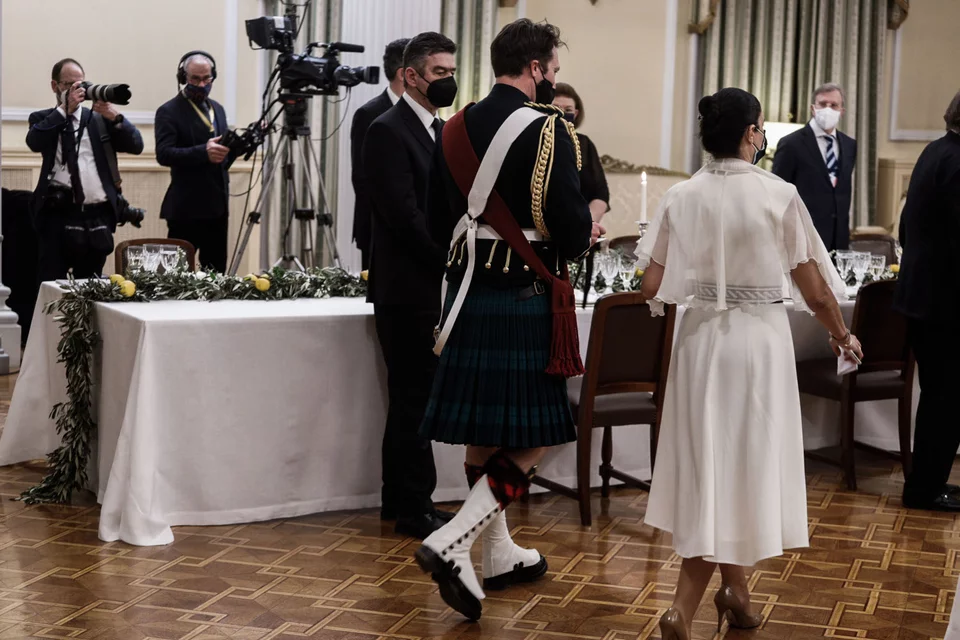 Ο ακόλουθος του πρίγκιπα Καρόλου στο επίσημο δείπνο στο Προεδρικό Μέγαρο
