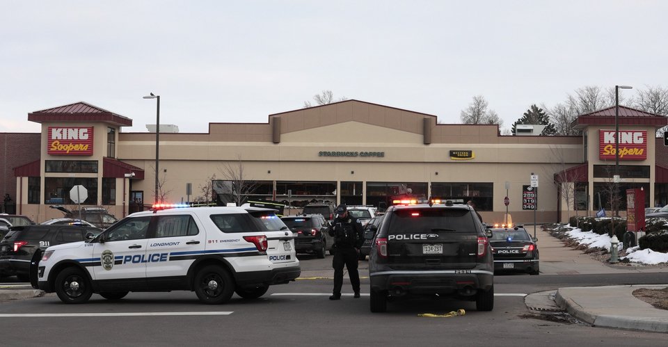 Αστυνομικός έξω από σούπερ μάρκετ