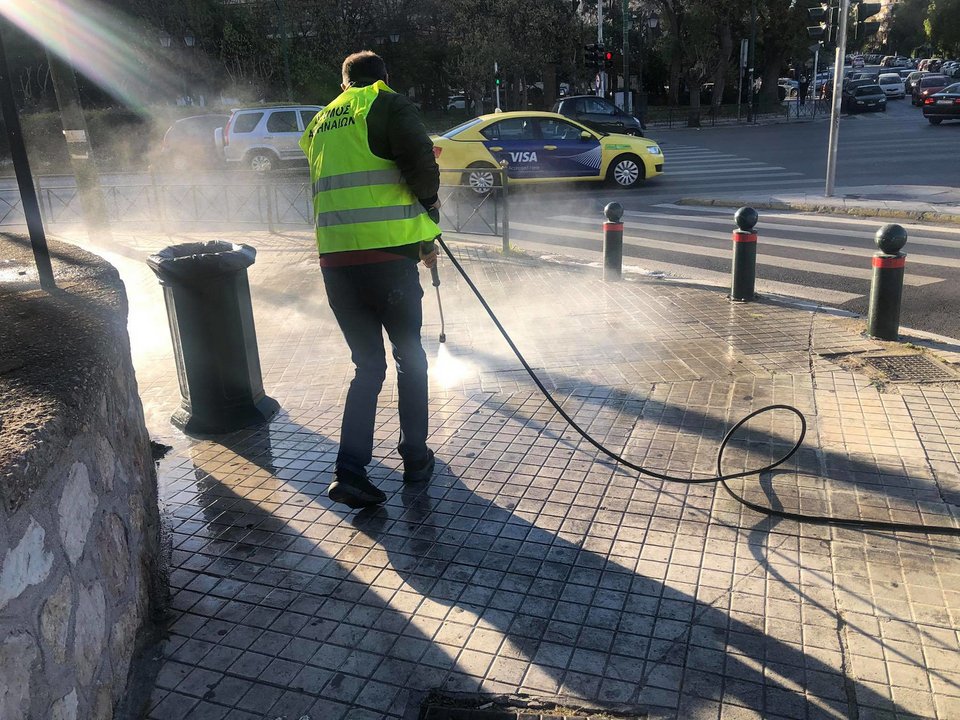 Επιχείρηση καθαριότητας στο πάρκο Ριζάρη