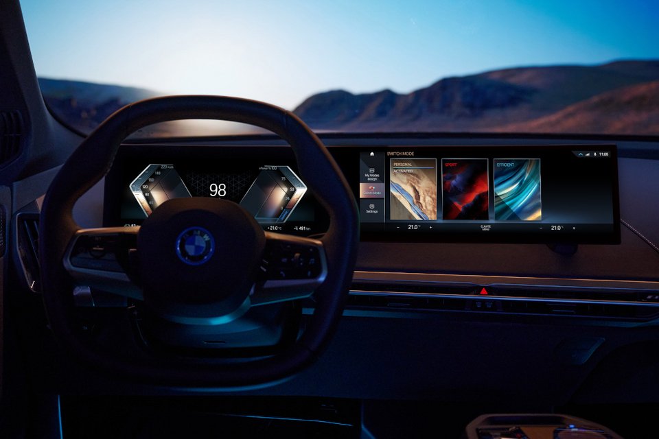 Η νέα γενιά BMW iDrive μεταφέρει την αλληλεπίδραση μεταξύ οδηγού και οχήματος σε ένα ψηφιακό μέλλον