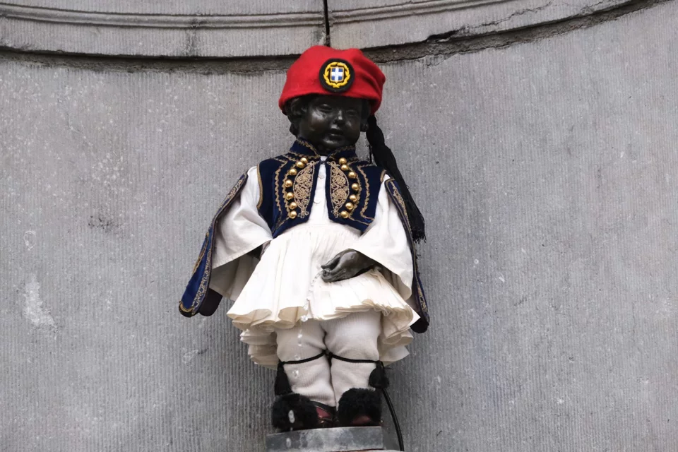 Το άγαλμα με τη στολή τσολιά -Φωτογραφία: Alexandros Michailidis / SOOC