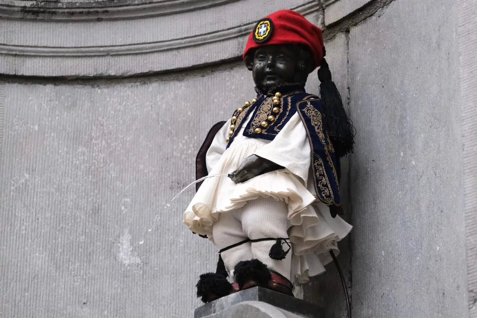 Το άγαλμα με τη στολή τσολιά / Φωτογραφία: Alexandros Michailidis/SOOC