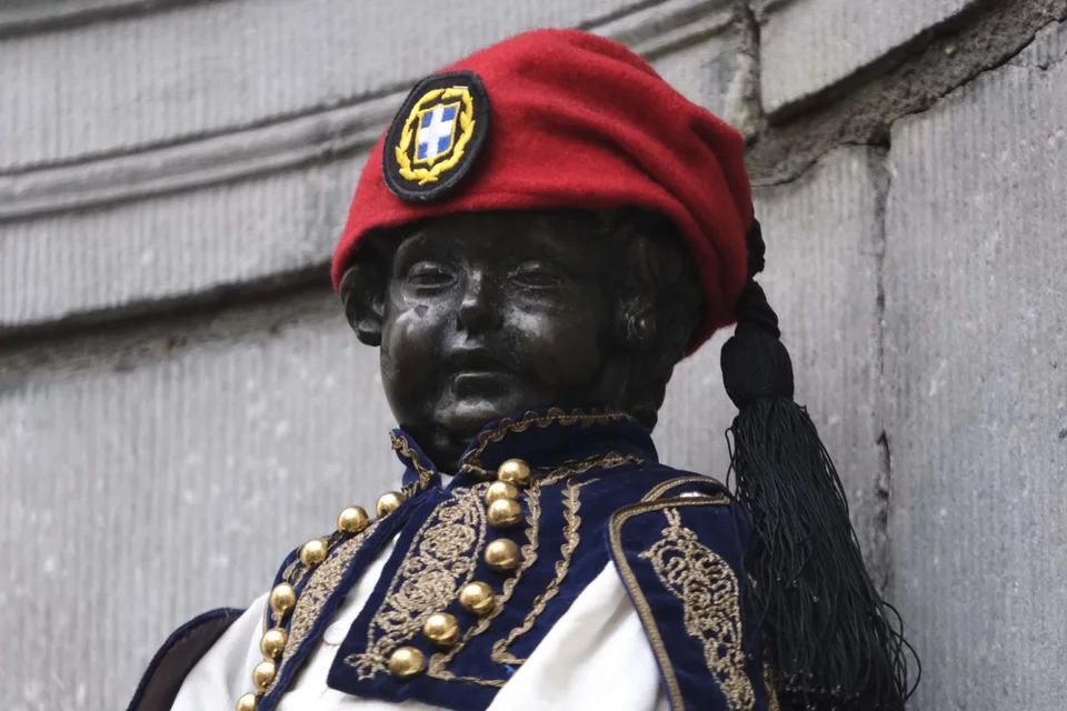 Το άγαλμα με τη στολή τσολιά / Φωτογραφία: Alexandros Michailidis/SOOC