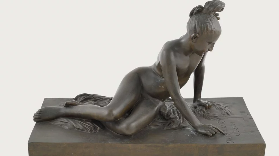 Ελληνοπούλα στον τάφο του Μάρκου Μπότσαρη, 1834 Από το ομότιτλο έργο του Pierre-Jean David d’ Angers (1788-1856) Μπρούντζος, Ύ. 36 εκ., Μήκ. 34 εκ., Πλ. 16 εκ.> © Συλλογή Θανάση και Μαρίνας Μαρτίνου