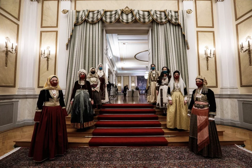 Γυναίκες με παραδοσιακές φορεσιές στο Προεδρικό Μέγαρο