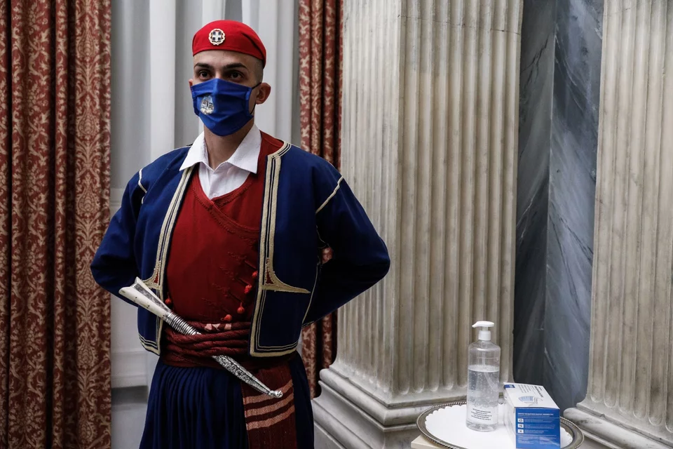 Ξεχωριστή παραδοσιακή φορεσιά ενός εκ των Ευζώνων στο Προεδρικό Μέγαρο
