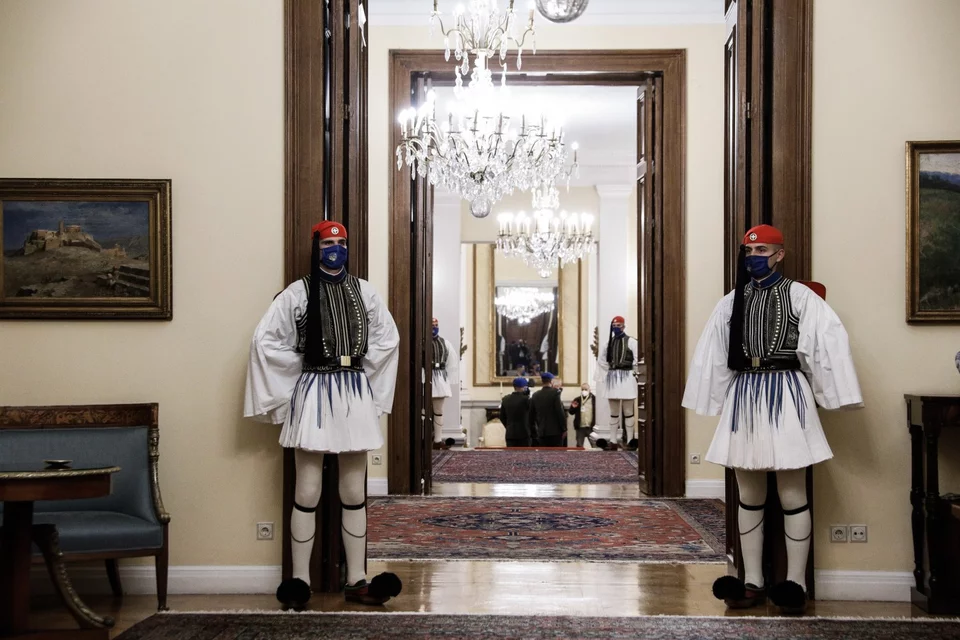 Τσολιάδες στην είσοδο του Προεδρικού Μεγάρου