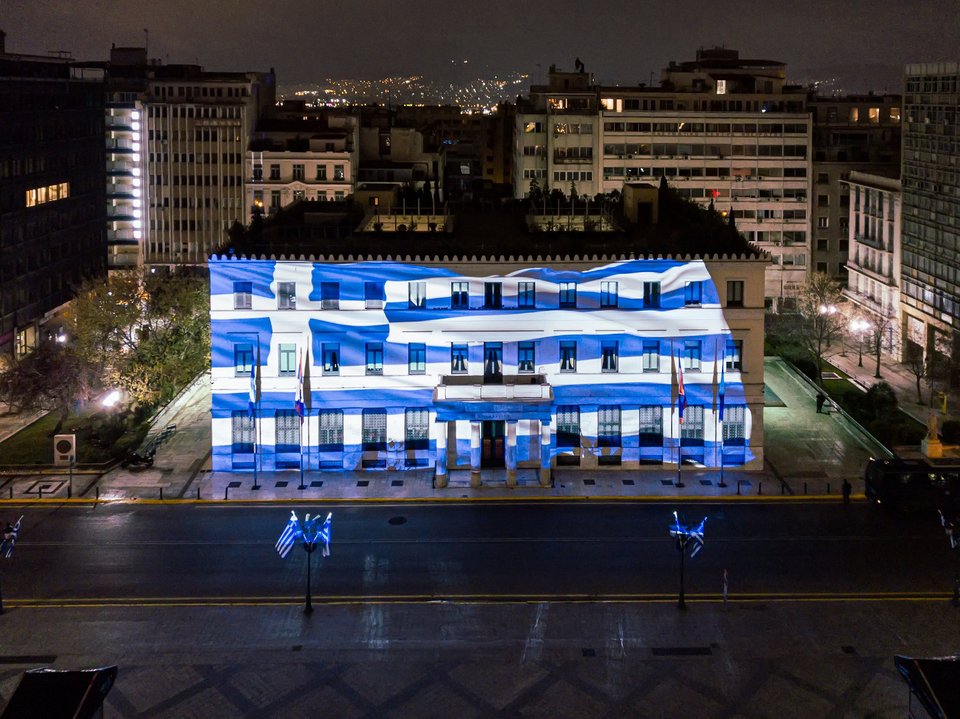 Στα χρώματα της ελληνικής σημαίας θα φωτιστούν, απόψε και αύριο, τα σιντριβάνια της πόλης
