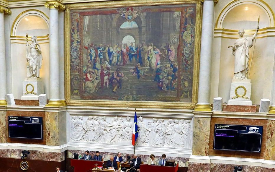 Η ταπισερί, αριστούργημα του 17ου αιώνα, κοσμεί τον τοίχο της Ολομέλειας της Γαλλικής Βουλής και είναι εμπνευσμένη από τοιχογραφία του Ιταλού ζωγράφου Ραφαήλ, που έγινε μεταξύ 1508 και 1512 και βρίσκεται στο Βατικανό. Το έργο απεικονίζει ομάδα φιλοσόφων και επιστημόνων που συζητούν, από τον Αρχιμήδη έως τον Πυθαγόρα και στο κέντρο βρίσκεται ο Πλάτων και ο Αριστοτέλης.