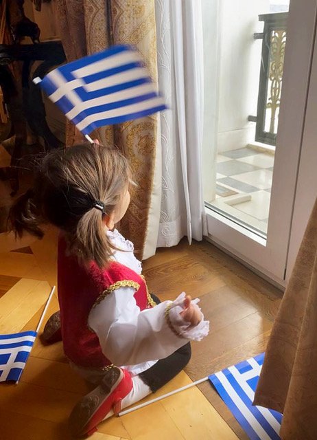 Εγγονή της Γιάννας Αγγελοπούλου με την ελληνική σημαία