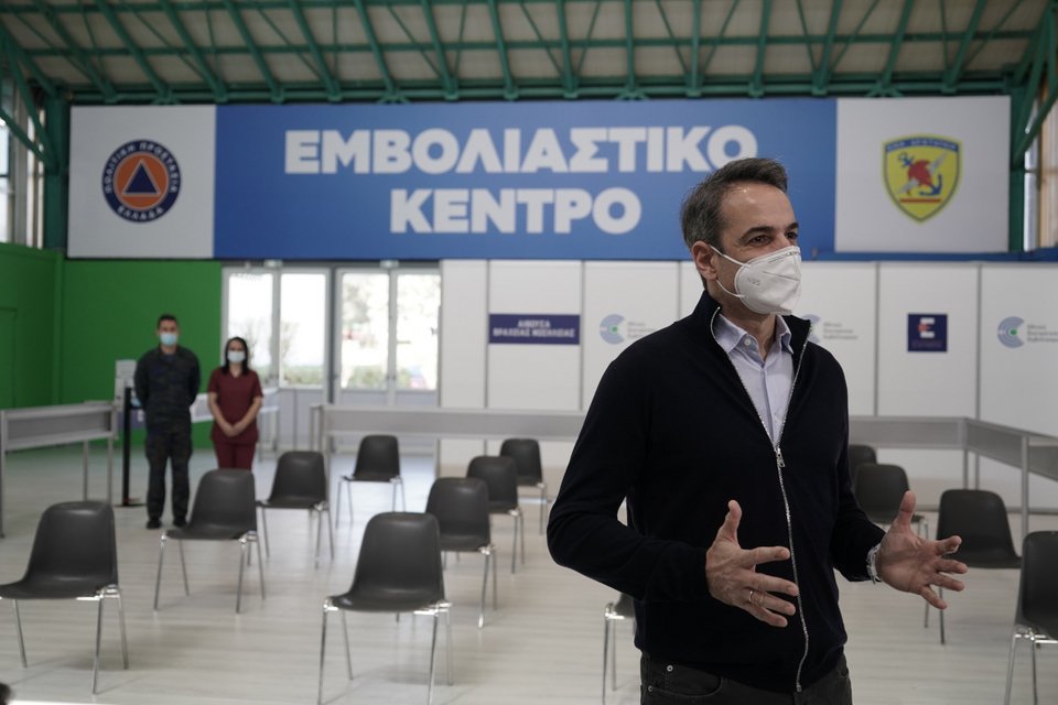 Ο Κυριάκος Μητσοτάκης στο εμβολιαστικό κέντρο Περιστερίου / Φωτογραφία: Eurokinissi