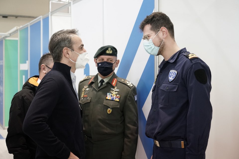 Ο Κυριάκος Μητσοτάκης και ο Κωνσταντίνος Φλώρος στο εμβολιαστικό κέντρο Περιστερίου / Φωτογραφία: Eurokinissi