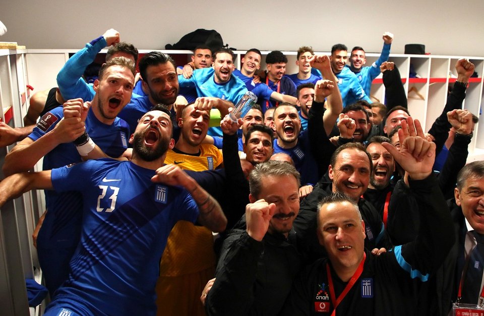 Οι παίκτες της εθνικής Ελλάδας πανηγυρίζουν στα αποδυτήρια