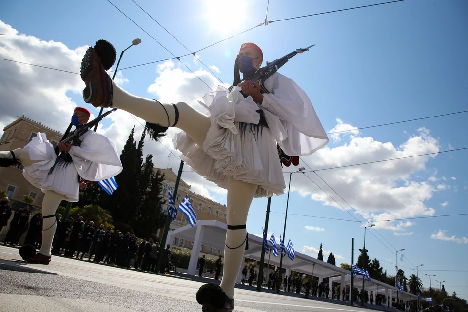 Εύζωνας παρελαύνει 