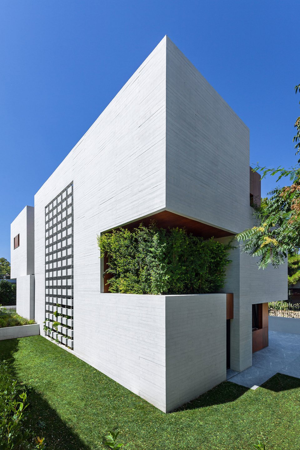 Το Filothei House αποτελείται από συμπαγή όγκο σκυροδέματος με έντονο τεκτονικό χαρακτήρα.