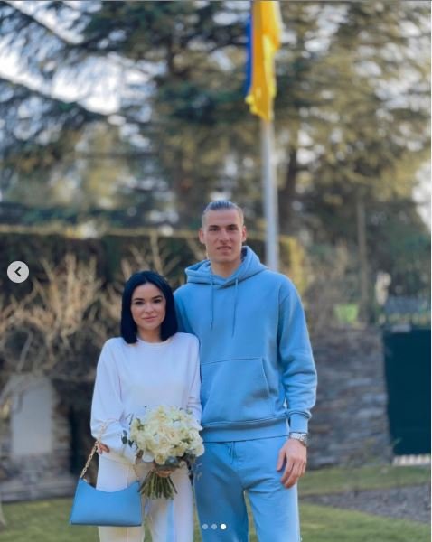 Ο ποδοσφαιριστής με τη σύζυγό του