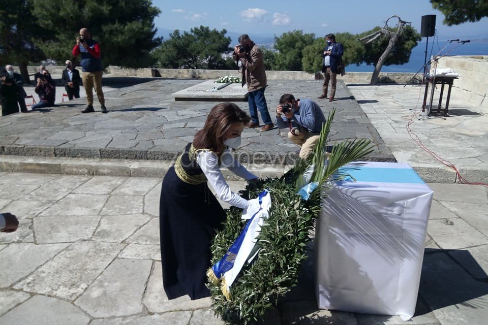 Η Γιάννα Αγγελοπούλου, κατέθεσε ένα στεφάνι φτιαγμένο από κλαδιά δύο αιωνόβιων δέντρων της Ελληνικής Επανάστασης που βρίσκονται στο Δήμο Πύλου-Νέστορος στη Μεσσηνία-Φωτογραφία: zarpanews